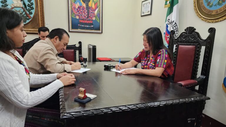 Firma de Convenio Extraordinario 13-2025, Proyecto: Mejoramiento de la 7ª calle, zona 1, Santo Domingo Xenacoj, Sacatepéquez