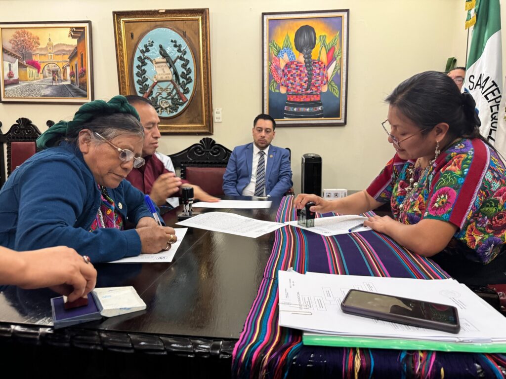 Firma del Convenio Extraordinario No. 09-2025 para ejecutar el proyecto “Mejoramiento Calle Rural, Sector El Valle, Santo Domingo Xenacoj, Sacatepéquez”.