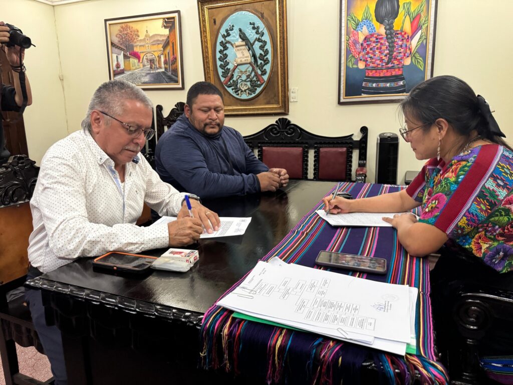 Firma del Convenio Extraordinario No. 10-2025 para dar inicio al proyecto “Construcción del Puesto de Salud, Aldea La Embaulada, Zona 3, San Lucas Sacatepéquez, Sacatepéquez”.