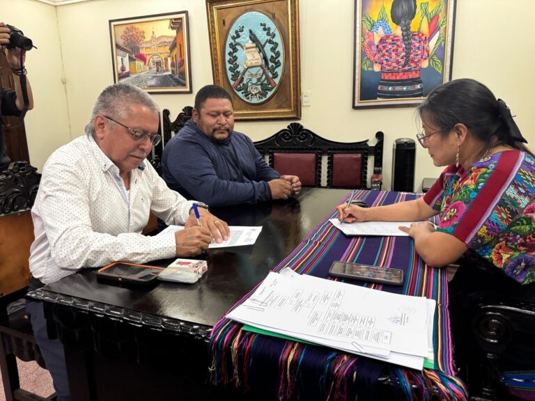 Firma del Convenio Extraordinario No. 10-2025 para dar inicio al proyecto “Construcción del Puesto de Salud, Aldea La Embaulada, Zona 3, San Lucas Sacatepéquez, Sacatepéquez”.