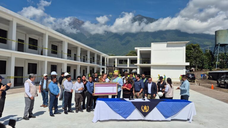 Visita presidencial en Centro de Salud, San Miguel Dueñas